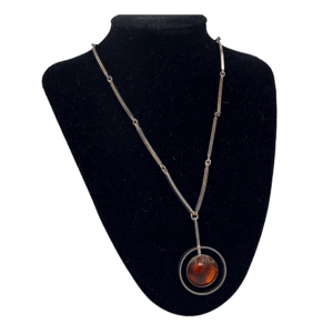 Zilveren collier van Deense designer Niels Erik From met barnsteen