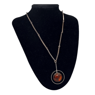 Zilveren collier van Deense designer Niels Erik From met barnsteen