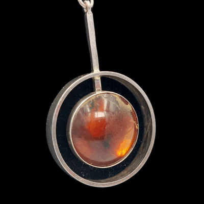 Zilveren collier van Deense designer Niels Erik From met barnsteen