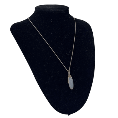 Zilveren collier met zilveren hanger bezet met pure witte agaat