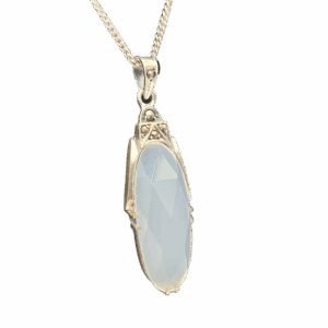 Zilveren collier met zilveren hanger bezet met pure witte agaat