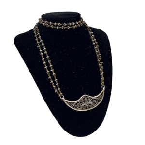 Javaans 19e-eeuws zilveren collier met bergkristal hanger
