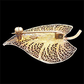 Broche van goud op sterling zilver met vier dieprode granaten