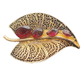 Broche van goud op sterling zilver met vier dieprode granaten