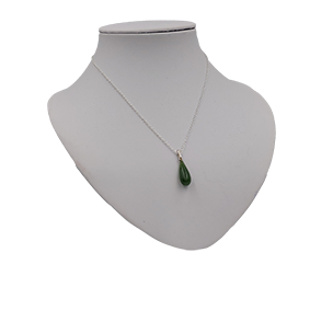 Zilveren collier met jade hanger met zilveren oog