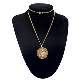 Hanger met zwaan en lelies, 24 kt goud op zilver