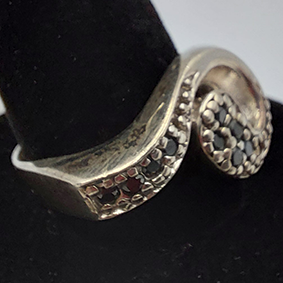 Zilveren ring met sierlijke krul