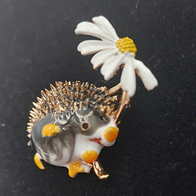 Egelbroche met margriet