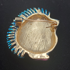 Blauwgrijze egelbroche