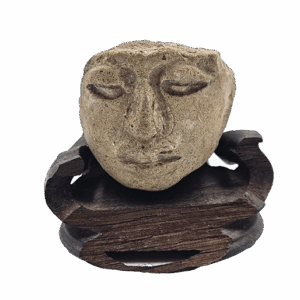 Gezichtsfragment in zandsteen