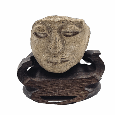 Gezichtsfragment in zandsteen