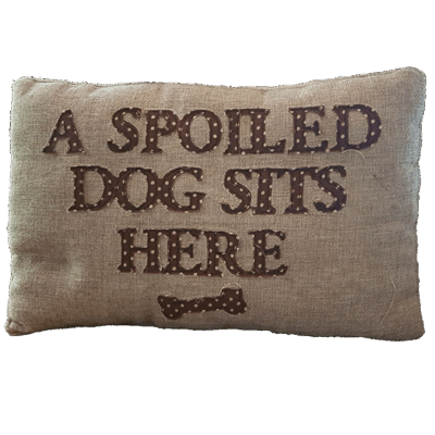 Hondenkussen “A Spoiled Dog Sits Here”