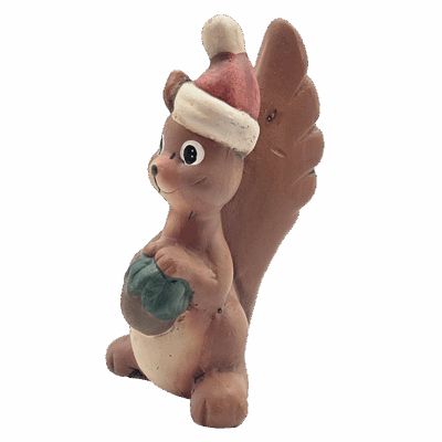 Keramieken eekhoornhanger met kerstmanmuts