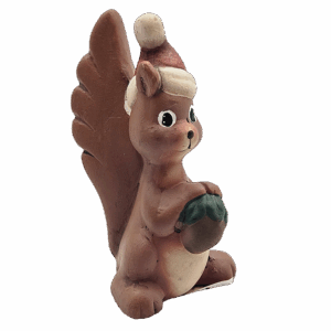 Keramieken eekhoornhanger met kerstmanmuts