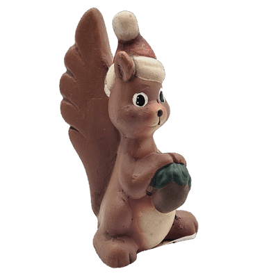 Keramieken eekhoornhanger met kerstmanmuts