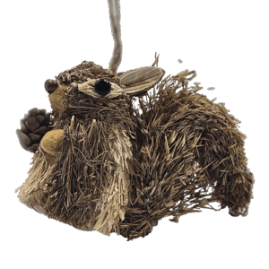 Rieten eekhoorn met dennenappel